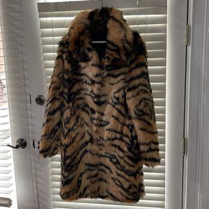 Tiger striped coat! Brand new no tags! Beautiful coat.size m!